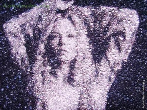 Бисерные обои.  Интересным, оригинальным материалом для отделки стен внутри дома и квартиры являются бисерные обои. 02