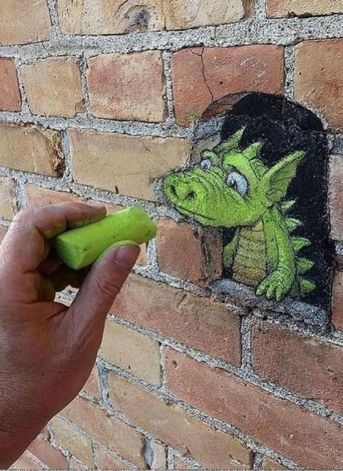 Трещины на тротуарах превращаются в целые миры художника. 01