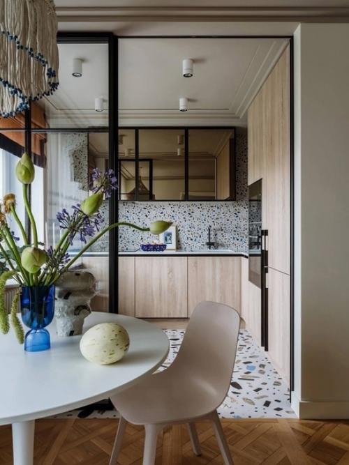 Интерьер квартиры в современном стиле с уютными деталями и живыми растениями создает атмосферу гармонии и комфорта. 03