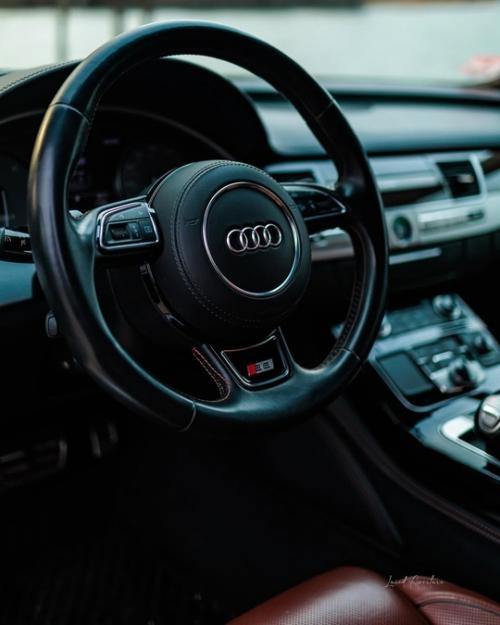 Когда речь заходит о воплощении совершенства в сегменте премиальных Седанов, Audi S8 D4 становится эталоном, которому равняются. 04