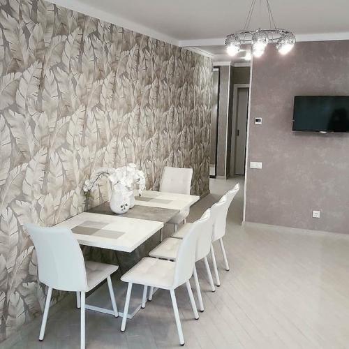 Не кухня, а мечта хозяйки) столько места, хоть танцуй. 07