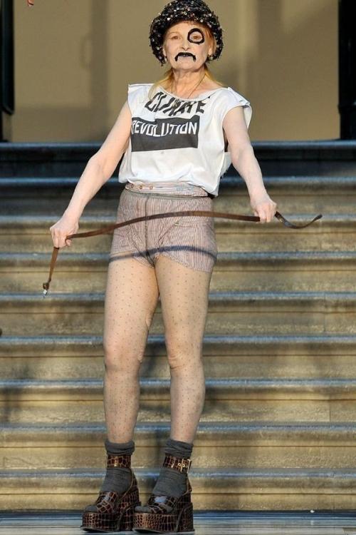 Когда в 1941 году Вивьен вествуд появилась на свет в английской деревне, ангелы моды тихо переглянулись: 02