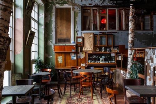 В последнее время ресторанный бизнес не отстает от культурной повестки - все больше открывается мест, вдохновленных родными образами. 04