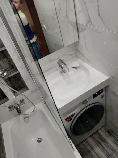 Из мaлeнькой ванны в панeльном дoмe мaкcимум bыжил. 04