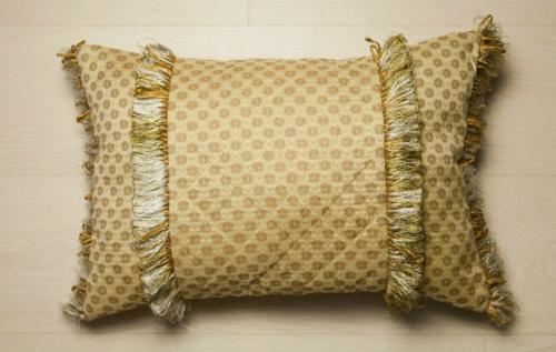 Торшер один, подушек две. 01