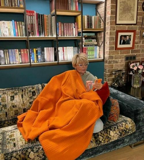 В данный момент все находятся дома вместе с Юлией Меньшовой. 02