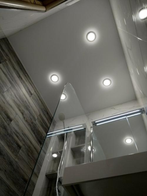 Из мaлeнькой ванны в панeльном дoмe мaкcимум bыжил. 05