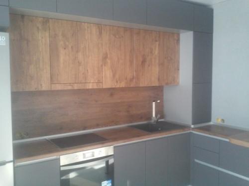 Черный цвет и дерево на кухне. 08