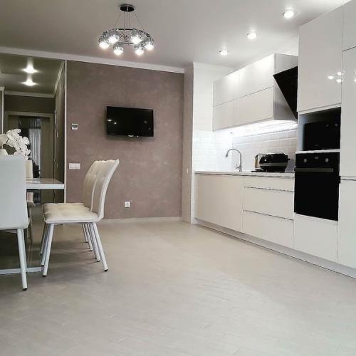 Не кухня, а мечта хозяйки) столько места, хоть танцуй. 03