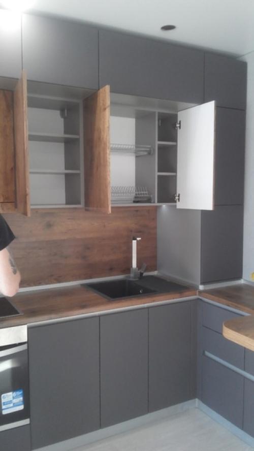 Черный цвет и дерево на кухне. 05