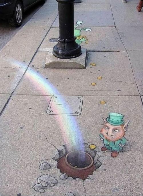 Трещины на тротуарах превращаются в целые миры художника. 03