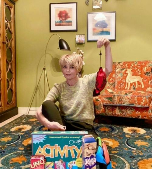 В данный момент все находятся дома вместе с Юлией Меньшовой. 01