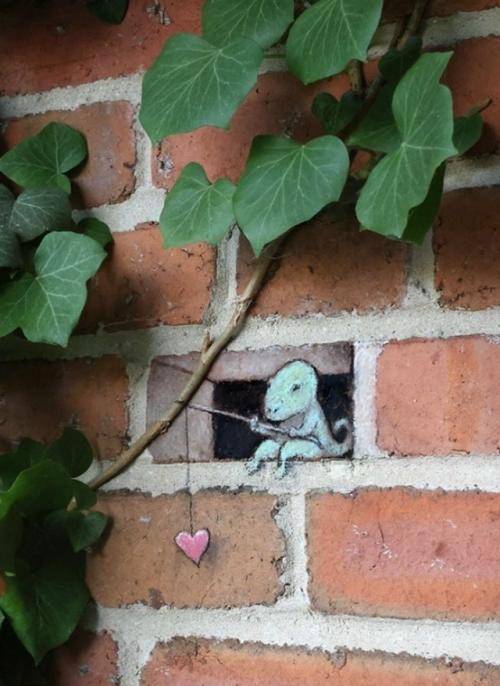 Трещины на тротуарах превращаются в целые миры художника. 05