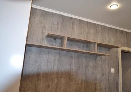 Мебель в гостиную получился вместительный шкаф, но при этом не перегрузили интерьер на видео можно посмотреть подробный обзор. 06