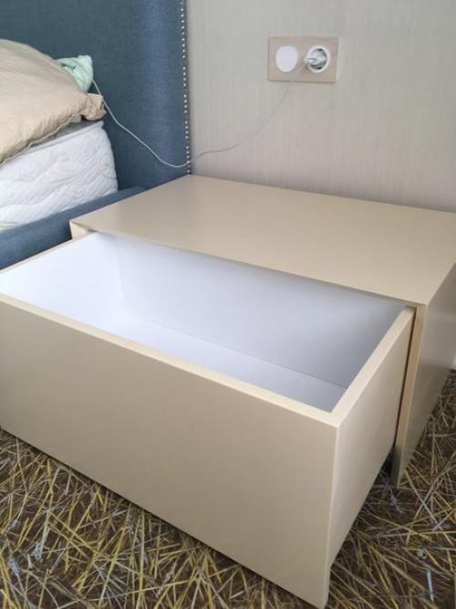 Стеллаж для книг, и тумба прикроватная. 04