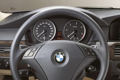 На приборную панель возложена важная миссия: быть легко читаемой и давать владельцу максимум информации. 04