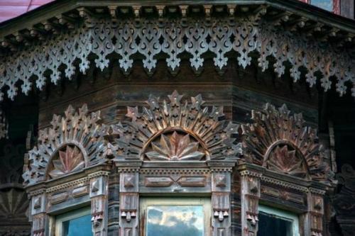 В 540 км от Москвы, в костромской области, между судаем и Чухломой, простирается живописный край, раскинувшийся вдоль берега реки виги. 02