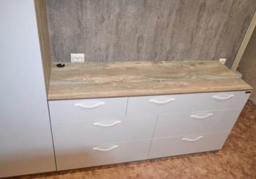 Мебель в гостиную получился вместительный шкаф, но при этом не перегрузили интерьер на видео можно посмотреть подробный обзор. 07