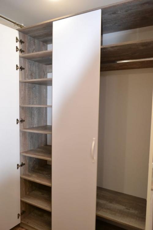 Мебель в гостиную получился вместительный шкаф, но при этом не перегрузили интерьер на видео можно посмотреть подробный обзор. 02