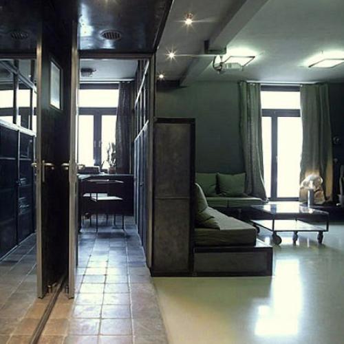 Архитектор Петр костелов отреставрировал квартиру в Москве, используя индустриальные материалы. 07