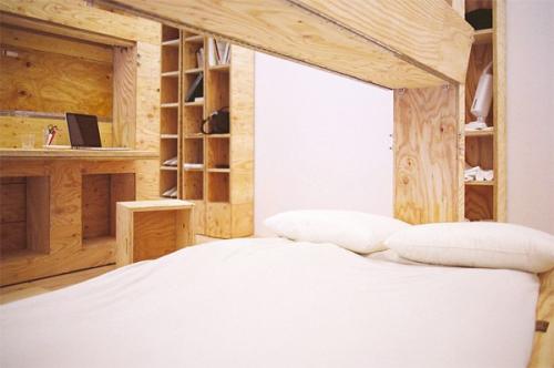 Совершенно новый вариант интерьера маленькой квартиры предложила японская архитектурная фирма Studio_01. 03