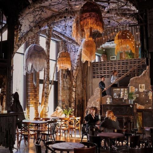 В последнее время ресторанный бизнес не отстает от культурной повестки - все больше открывается мест, вдохновленных родными образами. 06