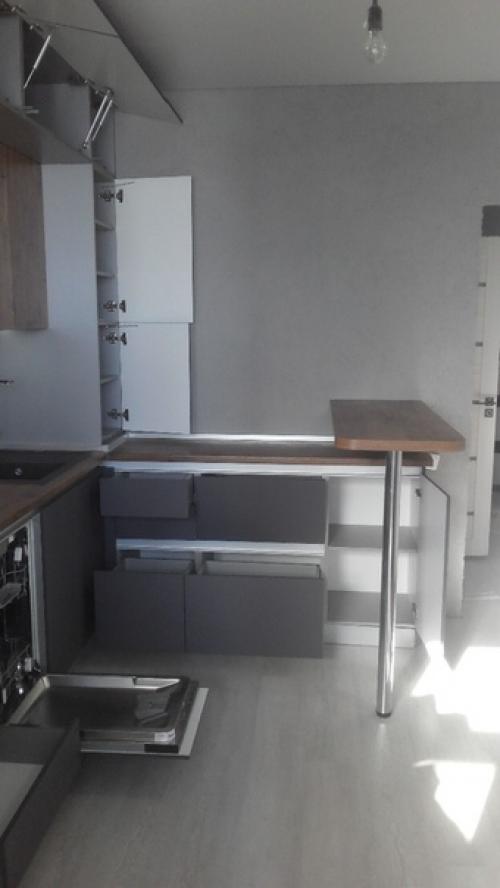 Черный цвет и дерево на кухне. 07