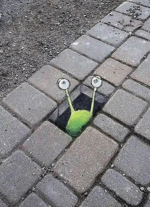 Трещины на тротуарах превращаются в целые миры художника. 02