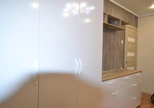 Мебель в гостиную получился вместительный шкаф, но при этом не перегрузили интерьер на видео можно посмотреть подробный обзор. 04