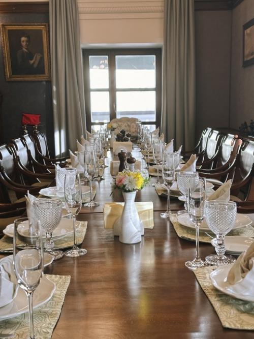 На втором этаже нашего особняка находится Гостиный зал - пространство, где время словно замедляется, а каждая деталь дышит историей. 01