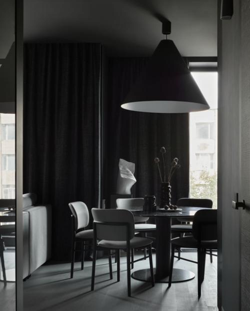 Обволакивающий, уютный интерьер дизайнеры Валерия Маслова и Пётр Маслов создали для молодых супругов, которые любят чёрный цвет. 02