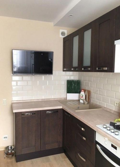 Прекрасный вариант ремонта небольшой кухни с ограниченным бюджетом. 01