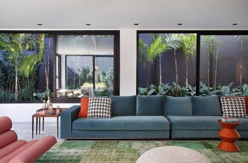 Необычный радужный интерьер дома в стиле 70-х годов, расположенный в Сан-паулу, в Бразилии. 01