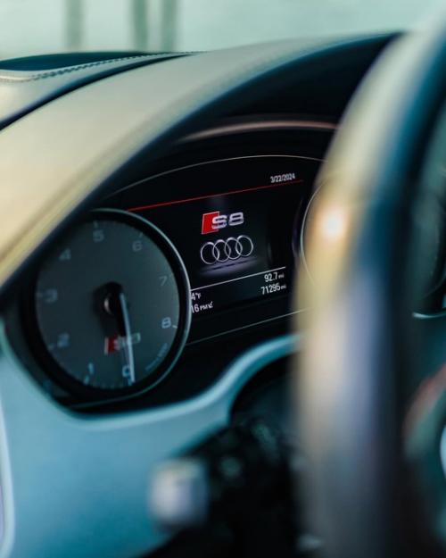 Когда речь заходит о воплощении совершенства в сегменте премиальных Седанов, Audi S8 D4 становится эталоном, которому равняются. 03