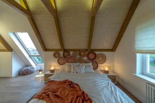 Дизайн мансарды загородного дома для молодой семьи с ребёнком. 02