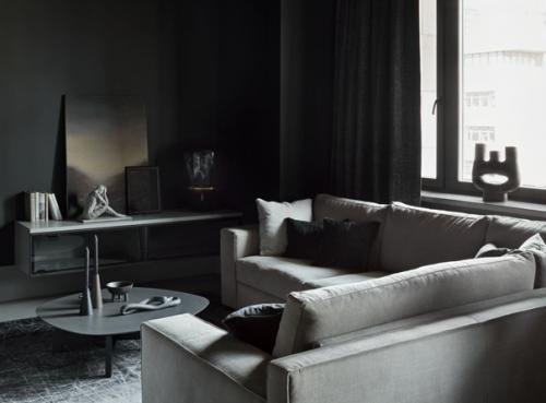 Обволакивающий, уютный интерьер дизайнеры Валерия Маслова и Пётр Маслов создали для молодых супругов, которые любят чёрный цвет. 01