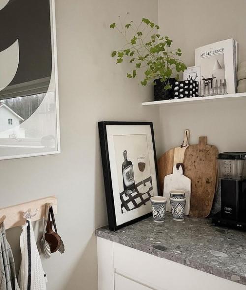 Несмотря на то, что этот скандинавский дом новый, здесь много старых, поддержанных и сделанных своими руками вещей. 03