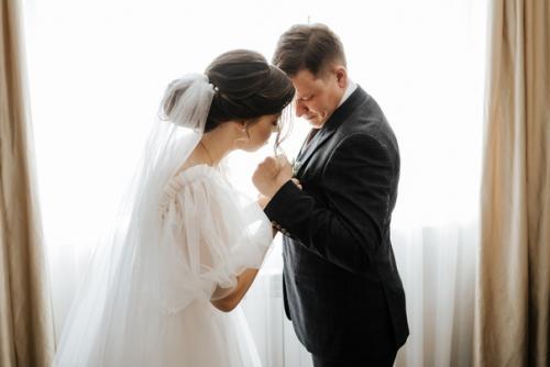 Традиция разделять жениха и невесту в ночь перед свадьбой по-прежнему актуальна, но это вовсе не обязательно. 04