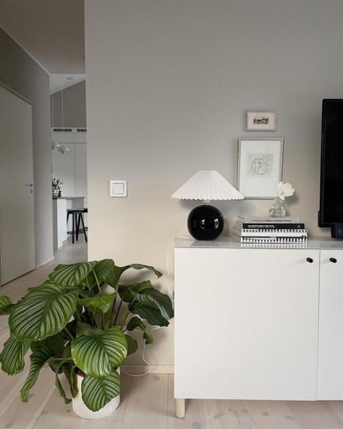 Несмотря на то, что этот скандинавский дом новый, здесь много старых, поддержанных и сделанных своими руками вещей. 02