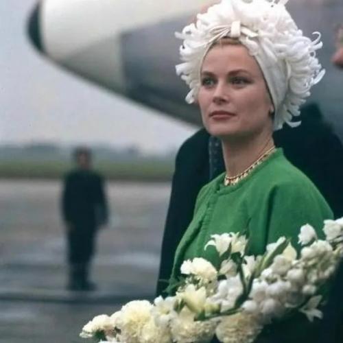 Принцесса Грейс келли дважды появлялась в зелёном костюме от Юбера де живанши. 02