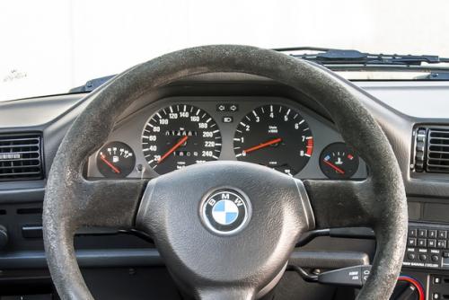 На приборную панель возложена важная миссия: быть легко читаемой и давать владельцу максимум информации. 05