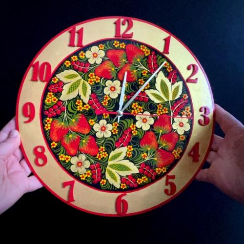 С подарком вы точно не ошибётесь, если выберите для него часы. 01