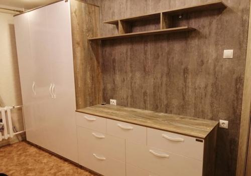 Мебель в гостиную получился вместительный шкаф, но при этом не перегрузили интерьер на видео можно посмотреть подробный обзор. 08