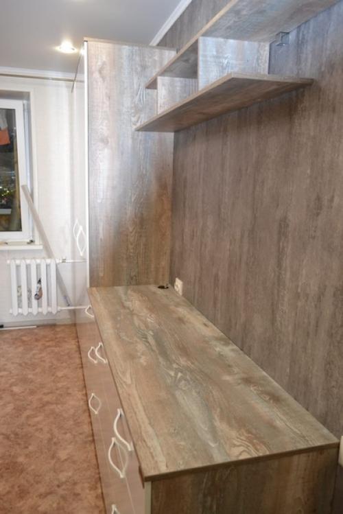 Мебель в гостиную получился вместительный шкаф, но при этом не перегрузили интерьер на видео можно посмотреть подробный обзор. 01