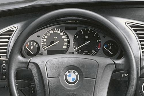 На приборную панель возложена важная миссия: быть легко читаемой и давать владельцу максимум информации. 03