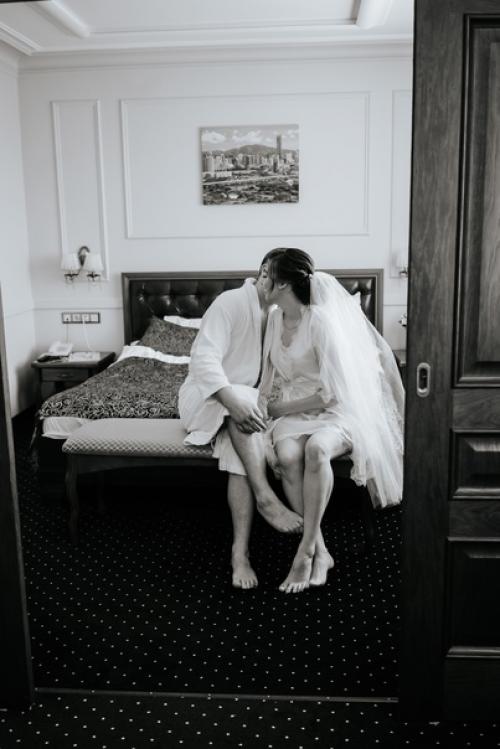 Традиция разделять жениха и невесту в ночь перед свадьбой по-прежнему актуальна, но это вовсе не обязательно. 01