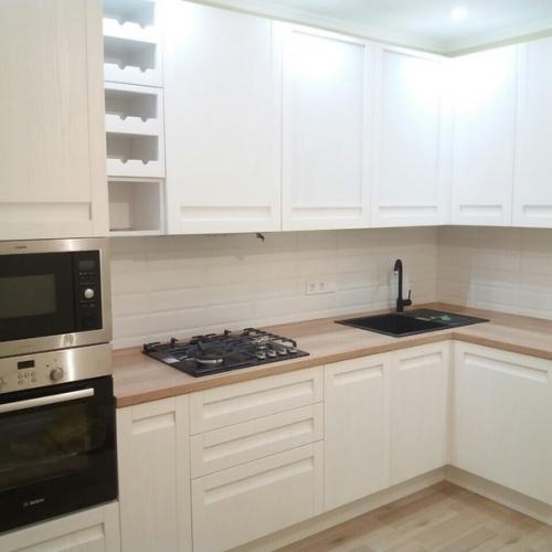 Светлая кухня со встроенной техникой. 05