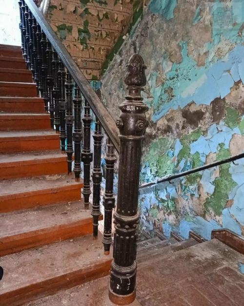 Есть в калининградской области место, где компании Netflix сам бог велел снять завораживающий и кошмарный сериал про вампиров. 05