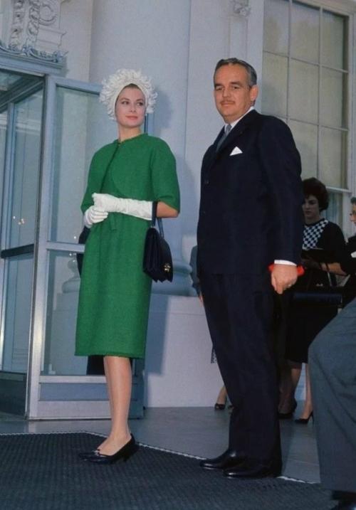 Принцесса Грейс келли дважды появлялась в зелёном костюме от Юбера де живанши. 05
