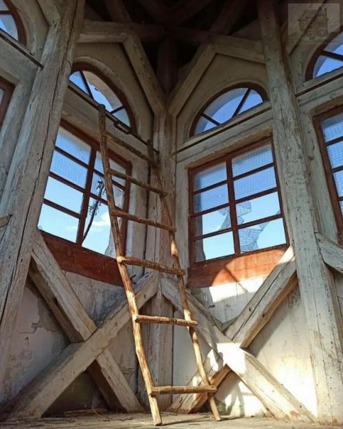 Есть в калининградской области место, где компании Netflix сам бог велел снять завораживающий и кошмарный сериал про вампиров. 03